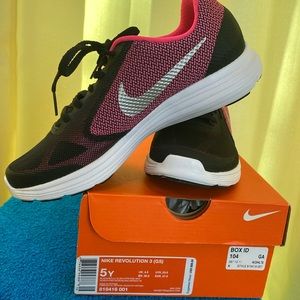 Girls Nike revolution sneakers, size 5 pink black - new in box